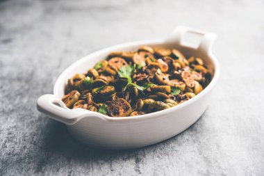 Tendli / Kundroo sabzi veya Kovakkai Poriyal, sarmaşık kabağı olarak da bilinir, bir kase veya karahi 'de servis edilir. seçici odak