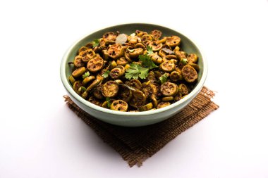 Tendli / Kundroo sabzi veya Kovakkai Poriyal, sarmaşık kabağı olarak da bilinir, bir kase veya karahi 'de servis edilir. seçici odak