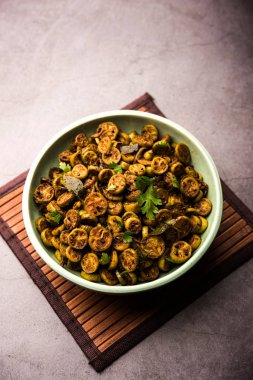 Tendli / Kundroo sabzi veya Kovakkai Poriyal, sarmaşık kabağı olarak da bilinir, bir kase veya karahi 'de servis edilir. seçici odak