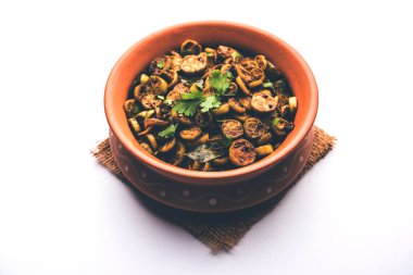 Tendli / Kundroo sabzi veya Kovakkai Poriyal, sarmaşık kabağı olarak da bilinir, bir kase veya karahi 'de servis edilir. seçici odak