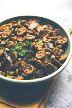 Tendli / Kundroo sabzi veya Kovakkai Poriyal, sarmaşık kabağı olarak da bilinir, bir kase veya karahi 'de servis edilir. seçici odak