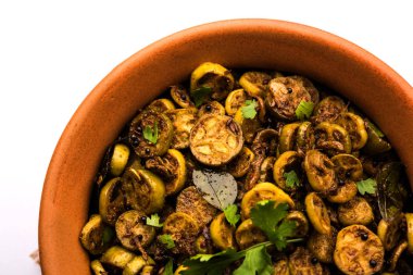 Tendli / Kundroo sabzi veya Kovakkai Poriyal, sarmaşık kabağı olarak da bilinir, bir kase veya karahi 'de servis edilir. seçici odak