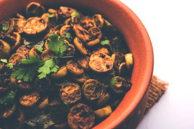 Tendli / Kundroo sabzi veya Kovakkai Poriyal, sarmaşık kabağı olarak da bilinir, bir kase veya karahi 'de servis edilir. seçici odak