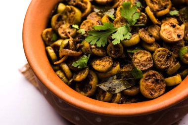 Tendli / Kundroo sabzi veya Kovakkai Poriyal, sarmaşık kabağı olarak da bilinir, bir kase veya karahi 'de servis edilir. seçici odak