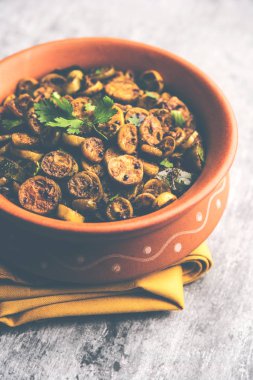 Tendli / Kundroo sabzi veya Kovakkai Poriyal, sarmaşık kabağı olarak da bilinir, bir kase veya karahi 'de servis edilir. seçici odak