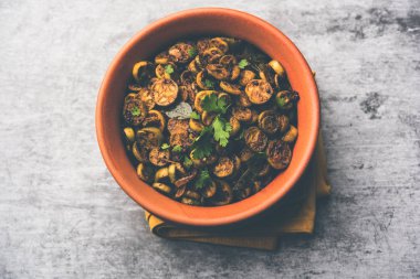 Tendli / Kundroo sabzi veya Kovakkai Poriyal, sarmaşık kabağı olarak da bilinir, bir kase veya karahi 'de servis edilir. seçici odak