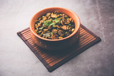 Tendli / Kundroo sabzi veya Kovakkai Poriyal, sarmaşık kabağı olarak da bilinir, bir kase veya karahi 'de servis edilir. seçici odak