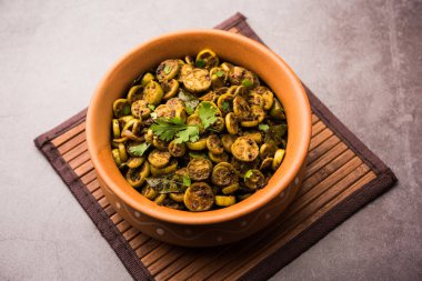 Tendli / Kundroo sabzi veya Kovakkai Poriyal, sarmaşık kabağı olarak da bilinir, bir kase veya karahi 'de servis edilir. seçici odak