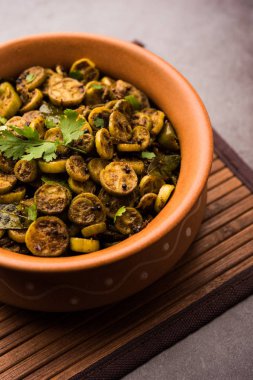 Tendli / Kundroo sabzi veya Kovakkai Poriyal, sarmaşık kabağı olarak da bilinir, bir kase veya karahi 'de servis edilir. seçici odak
