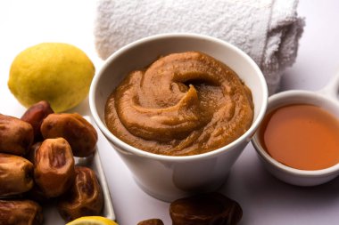 Yumuşak, pürüzsüz ve pürüzsüz cilt maskesi ve taze çiğ khajoor, limon ve bal gibi renkler. seçici odak