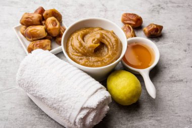 Yumuşak, pürüzsüz ve pürüzsüz cilt maskesi ve taze çiğ khajoor, limon ve bal gibi renkler. seçici odak