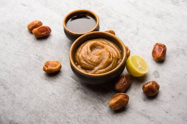 Yumuşak, pürüzsüz ve pürüzsüz cilt maskesi ve taze çiğ khajoor, limon ve bal gibi renkler. seçici odak