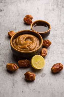 Yumuşak, pürüzsüz ve pürüzsüz cilt maskesi ve taze çiğ khajoor, limon ve bal gibi renkler. seçici odak