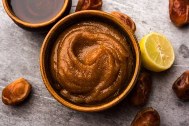 Yumuşak, pürüzsüz ve pürüzsüz cilt maskesi ve taze çiğ khajoor, limon ve bal gibi renkler. seçici odak