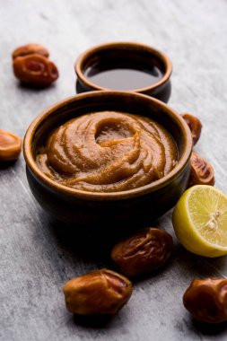 Yumuşak, pürüzsüz ve pürüzsüz cilt maskesi ve taze çiğ khajoor, limon ve bal gibi renkler. seçici odak