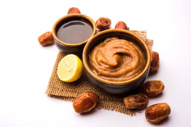 Yumuşak, pürüzsüz ve pürüzsüz cilt maskesi ve taze çiğ khajoor, limon ve bal gibi renkler. seçici odak