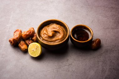 Yumuşak, pürüzsüz ve pürüzsüz cilt maskesi ve taze çiğ khajoor, limon ve bal gibi renkler. seçici odak