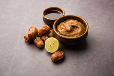 Yumuşak, pürüzsüz ve pürüzsüz cilt maskesi ve taze çiğ khajoor, limon ve bal gibi renkler. seçici odak