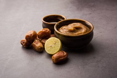 Yumuşak, pürüzsüz ve pürüzsüz cilt maskesi ve taze çiğ khajoor, limon ve bal gibi renkler. seçici odak