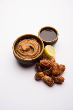 Yumuşak, pürüzsüz ve pürüzsüz cilt maskesi ve taze çiğ khajoor, limon ve bal gibi renkler. seçici odak