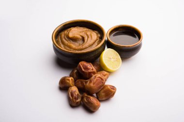 Yumuşak, pürüzsüz ve pürüzsüz cilt maskesi ve taze çiğ khajoor, limon ve bal gibi renkler. seçici odak