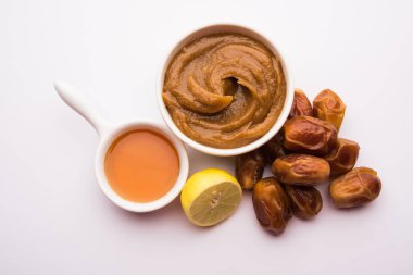 Yumuşak, pürüzsüz ve pürüzsüz cilt maskesi ve taze çiğ khajoor, limon ve bal gibi renkler. seçici odak