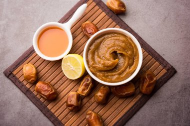 Yumuşak, pürüzsüz ve pürüzsüz cilt maskesi ve taze çiğ khajoor, limon ve bal gibi renkler. seçici odak