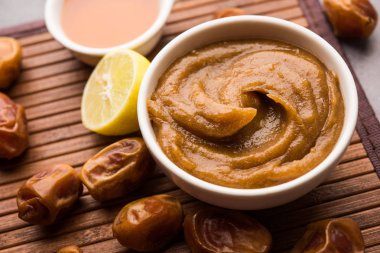 Yumuşak, pürüzsüz ve pürüzsüz cilt maskesi ve taze çiğ khajoor, limon ve bal gibi renkler. seçici odak