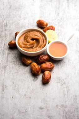 Yumuşak, pürüzsüz ve pürüzsüz cilt maskesi ve taze çiğ khajoor, limon ve bal gibi renkler. seçici odak