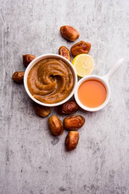 Yumuşak, pürüzsüz ve pürüzsüz cilt maskesi ve taze çiğ khajoor, limon ve bal gibi renkler. seçici odak