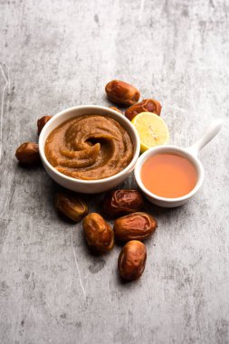 Yumuşak, pürüzsüz ve pürüzsüz cilt maskesi ve taze çiğ khajoor, limon ve bal gibi renkler. seçici odak