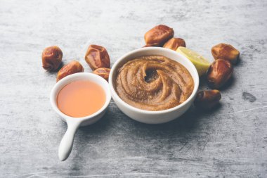 Yumuşak, pürüzsüz ve pürüzsüz cilt maskesi ve taze çiğ khajoor, limon ve bal gibi renkler. seçici odak