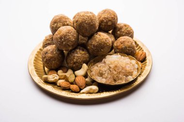 Tatlı Dink laddu aynı zamanda Dinkache ladoo olarak da bilinir. Ya da kuru meyveli sakız ile yapılan laddoo. 