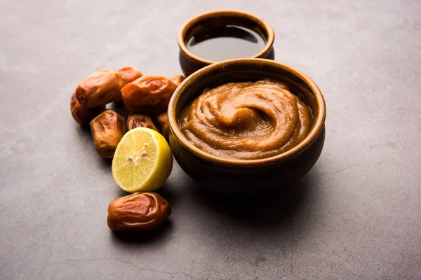 Yumuşak, pürüzsüz ve pürüzsüz cilt maskesi ve taze çiğ khajoor, limon ve bal gibi renkler. seçici odak