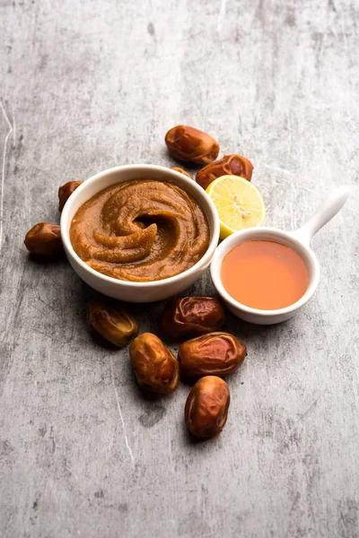 Yumuşak, pürüzsüz ve pürüzsüz cilt maskesi ve taze çiğ khajoor, limon ve bal gibi renkler. seçici odak