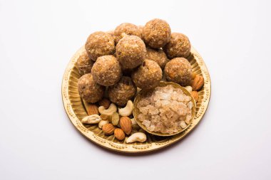 Tatlı Dink laddu aynı zamanda Dinkache ladoo olarak da bilinir. Ya da kuru meyveli sakız ile yapılan laddoo. 