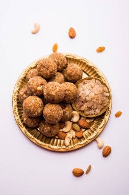 Tatlı Dink laddu aynı zamanda Dinkache ladoo olarak da bilinir. Ya da kuru meyveli sakız ile yapılan laddoo. 