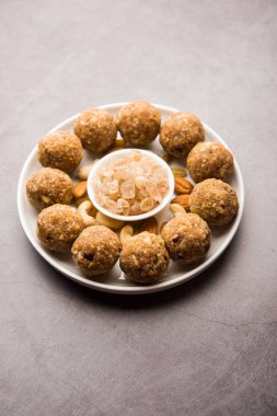 Tatlı Dink laddu aynı zamanda Dinkache ladoo olarak da bilinir. Ya da kuru meyveli sakız ile yapılan laddoo. 