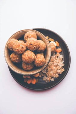Tatlı Dink laddu aynı zamanda Dinkache ladoo olarak da bilinir. Ya da kuru meyveli sakız ile yapılan laddoo. 