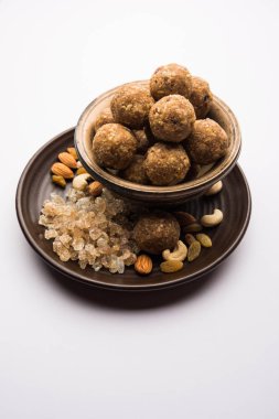 Tatlı Dink laddu aynı zamanda Dinkache ladoo olarak da bilinir. Ya da kuru meyveli sakız ile yapılan laddoo. 