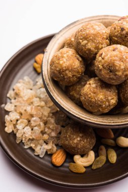 Tatlı Dink laddu aynı zamanda Dinkache ladoo olarak da bilinir. Ya da kuru meyveli sakız ile yapılan laddoo. 