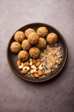 Tatlı Dink laddu aynı zamanda Dinkache ladoo olarak da bilinir. Ya da kuru meyveli sakız ile yapılan laddoo. 
