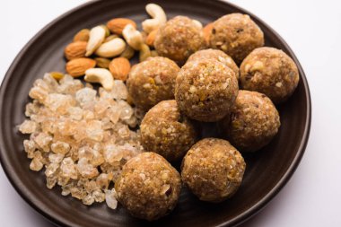 Tatlı Dink laddu aynı zamanda Dinkache ladoo olarak da bilinir. Ya da kuru meyveli sakız ile yapılan laddoo. 