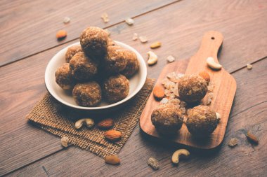 Tatlı Dink laddu aynı zamanda Dinkache ladoo olarak da bilinir. Ya da kuru meyveli sakız ile yapılan laddoo. 