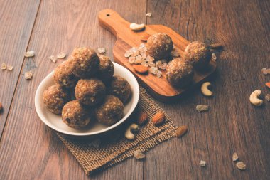 Tatlı Dink laddu aynı zamanda Dinkache ladoo olarak da bilinir. Ya da kuru meyveli sakız ile yapılan laddoo. 