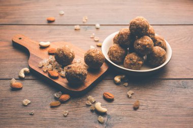 Tatlı Dink laddu aynı zamanda Dinkache ladoo olarak da bilinir. Ya da kuru meyveli sakız ile yapılan laddoo. 