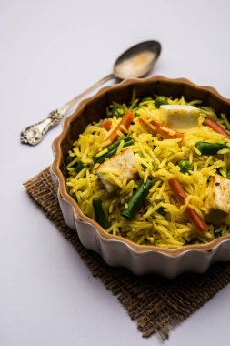 Vejetaryen paneer biryani ya da Panir Pulav, popüler Hint yemekleri.