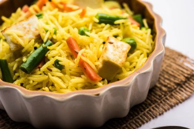 Vejetaryen paneer biryani ya da Panir Pulav, popüler Hint yemekleri.