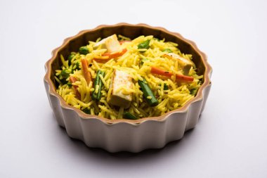 Vejetaryen paneer biryani ya da Panir Pulav, popüler Hint yemekleri.
