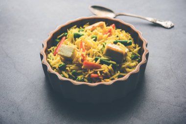 Vejetaryen paneer biryani ya da Panir Pulav, popüler Hint yemekleri.